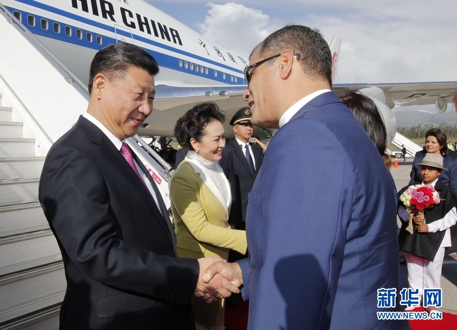 當(dāng)?shù)貢r間11月17日，國家主席習(xí)近平乘專機抵達基多，開始對厄瓜多爾共和國進行國事訪問。厄瓜多爾總統(tǒng)科雷亞和夫人馬勒布等在舷梯旁熱情迎接習(xí)近平和夫人彭麗媛。新華社記者 鞠鵬 攝