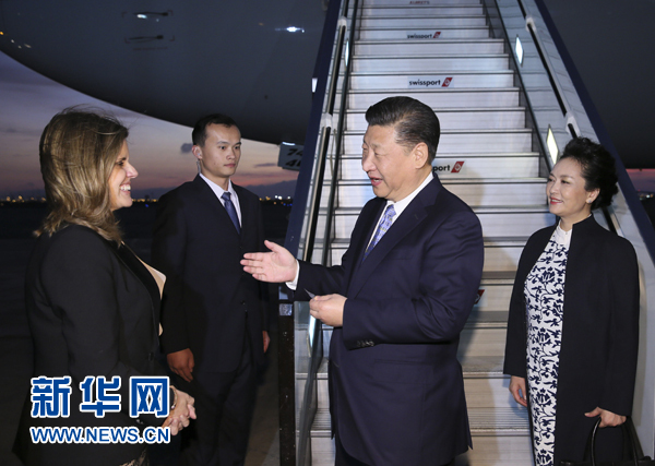 當(dāng)?shù)貢r(shí)間11月18日，國(guó)家主席習(xí)近平抵達(dá)利馬，出席亞太經(jīng)合組織第二十四次領(lǐng)導(dǎo)人非正式會(huì)議并對(duì)秘魯共和國(guó)進(jìn)行國(guó)事訪問(wèn)。習(xí)近平和夫人彭麗媛受到秘魯副總統(tǒng)阿勞斯等熱情迎接。新華社記者 蘭紅光 攝