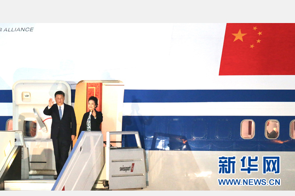 當(dāng)?shù)貢r(shí)間11月18日，國(guó)家主席習(xí)近平抵達(dá)利馬，出席亞太經(jīng)合組織第二十四次領(lǐng)導(dǎo)人非正式會(huì)議并對(duì)秘魯共和國(guó)進(jìn)行國(guó)事訪問(wèn)。習(xí)近平和夫人彭麗媛受到秘魯副總統(tǒng)阿勞斯等熱情迎接。新華社記者 丁林 攝