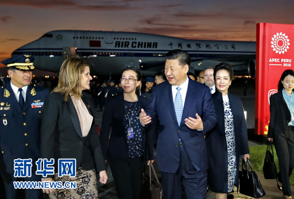 當(dāng)?shù)貢r(shí)間11月18日，國(guó)家主席習(xí)近平抵達(dá)利馬，出席亞太經(jīng)合組織第二十四次領(lǐng)導(dǎo)人非正式會(huì)議并對(duì)秘魯共和國(guó)進(jìn)行國(guó)事訪問(wèn)。習(xí)近平和夫人彭麗媛受到秘魯副總統(tǒng)阿勞斯等熱情迎接。新華社記者 鞠鵬 攝