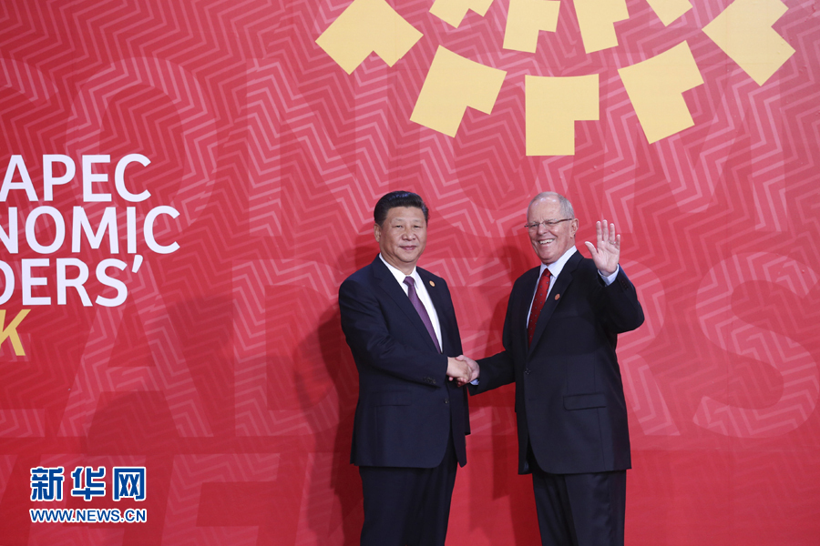 11月20日，亞太經(jīng)合組織第二十四次領(lǐng)導(dǎo)人非正式會(huì)議在秘魯利馬舉行。國家主席習(xí)近平出席并發(fā)表題為《面向未來開拓進(jìn)取促進(jìn)亞太發(fā)展繁榮》的重要講話。這是會(huì)議開始前，習(xí)近平受到秘魯總統(tǒng)庫琴斯基的熱情迎接。 新華社記者 龐興雷 攝