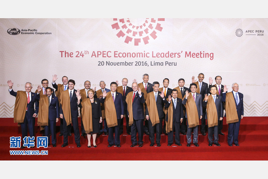 11月20日，亞太經(jīng)合組織第二十四次領(lǐng)導(dǎo)人非正式會(huì)議在秘魯利馬舉行。國家主席習(xí)近平出席并發(fā)表題為《面向未來開拓進(jìn)取促進(jìn)亞太發(fā)展繁榮》的重要講話。這是會(huì)議期間，國家主席習(xí)近平同其他亞太經(jīng)合組織成員經(jīng)濟(jì)體領(lǐng)導(dǎo)人、代表合影。 新華社記者 丁林 攝