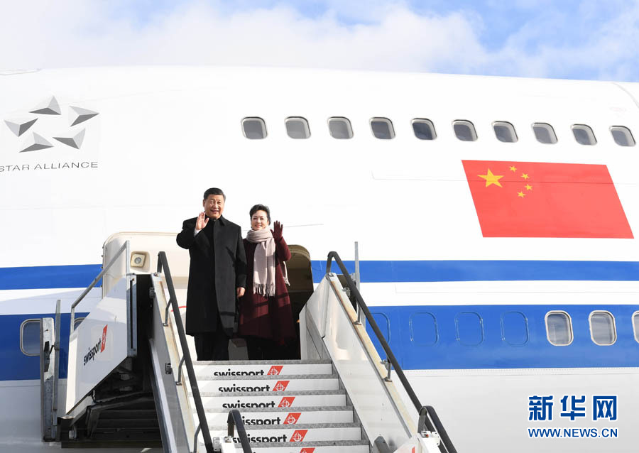 1月15日，國(guó)家主席習(xí)近平乘專(zhuān)機(jī)抵達(dá)蘇黎世，開(kāi)始對(duì)瑞士聯(lián)邦進(jìn)行國(guó)事訪(fǎng)問(wèn)。 這是習(xí)近平和夫人彭麗媛步出艙門(mén)。 新華社記者 饒愛(ài)民 攝