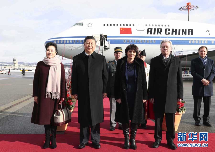 1月15日，國(guó)家主席習(xí)近平乘專(zhuān)機(jī)抵達(dá)蘇黎世，開(kāi)始對(duì)瑞士聯(lián)邦進(jìn)行國(guó)事訪(fǎng)問(wèn)。這是瑞士聯(lián)邦主席洛伊特哈德在機(jī)場(chǎng)為習(xí)近平和夫人彭麗媛舉行隆重歡迎儀式。 新華社記者 蘭紅光 攝