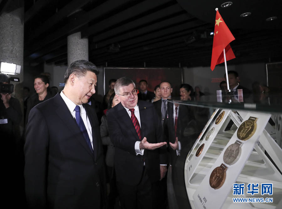 1月18日，國家主席習近平在瑞士洛桑國際奧林匹克博物館會見國際奧林匹克委員會主席巴赫。這是會見后，習近平在巴赫陪同下參觀往屆奧運會獎牌展。新華社記者 蘭紅光 攝