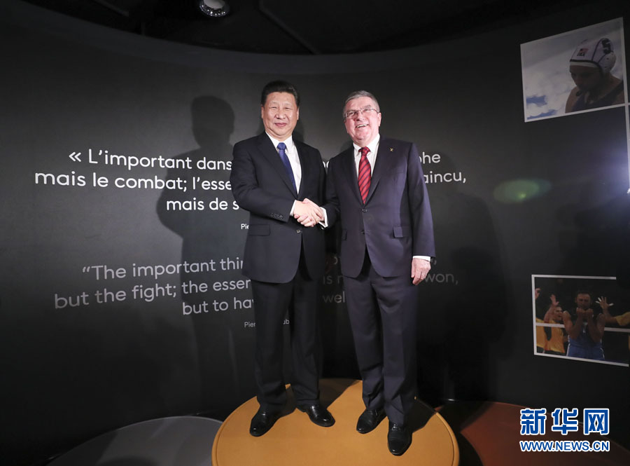1月18日，國家主席習近平在瑞士洛桑國際奧林匹克博物館會見國際奧林匹克委員會主席巴赫。這是習近平和巴赫在奧運冠軍領(lǐng)獎臺上合影。新華社記者 蘭紅光 攝