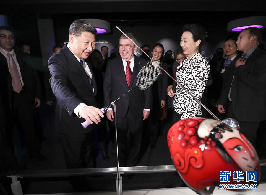 1月18日，國家主席習近平在瑞士洛桑國際奧林匹克博物館會見國際奧林匹克委員會主席巴赫。這是習近平在巴赫陪同下，參觀羽毛球世界冠軍李玲蔚用過的球拍。新華社記者 蘭紅光 攝