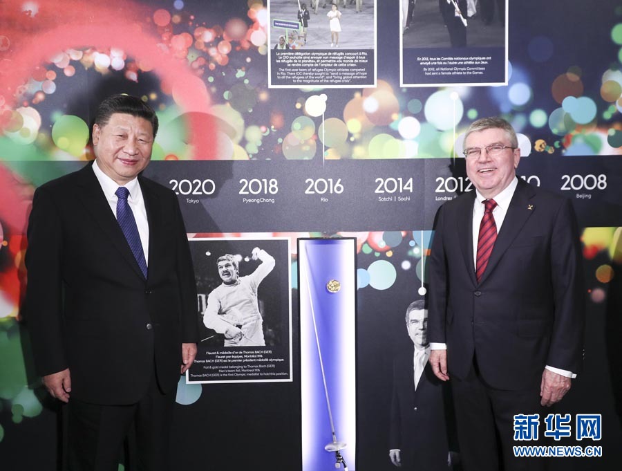 1月18日，國家主席習近平在瑞士洛桑國際奧林匹克博物館會見國際奧林匹克委員會主席巴赫。這是習近平與巴赫在巴赫作為擊劍運動員參加奧運會的照片前合影。新華社記者 蘭紅光 攝