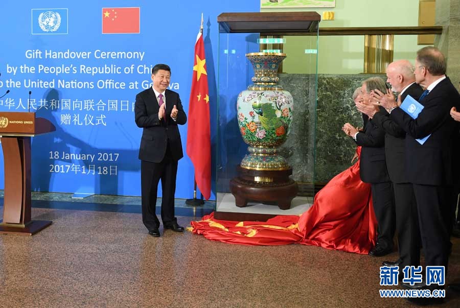 1月18日，國家主席習(xí)近平在瑞士日內(nèi)瓦萬國宮出席&ldquo;共商共筑人類命運共同體&rdquo;高級別會議，并發(fā)表題為《共同構(gòu)建人類命運共同體》的主旨演講。這是會議結(jié)束后，習(xí)近平出席中國向聯(lián)合國日內(nèi)瓦總部贈禮儀式。新華社記者 張鐸 攝