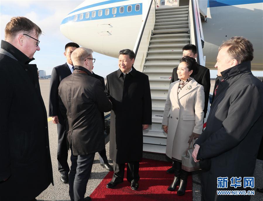 4月4日，國(guó)家主席習(xí)近平乘專(zhuān)機(jī)抵達(dá)赫爾辛基，開(kāi)始對(duì)芬蘭共和國(guó)進(jìn)行國(guó)事訪問(wèn)。這是芬蘭政府代表、農(nóng)業(yè)與環(huán)境部長(zhǎng)蒂利凱寧等在舷梯旁熱情迎接習(xí)近平和夫人彭麗媛。新華社記者 蘭紅光 攝 