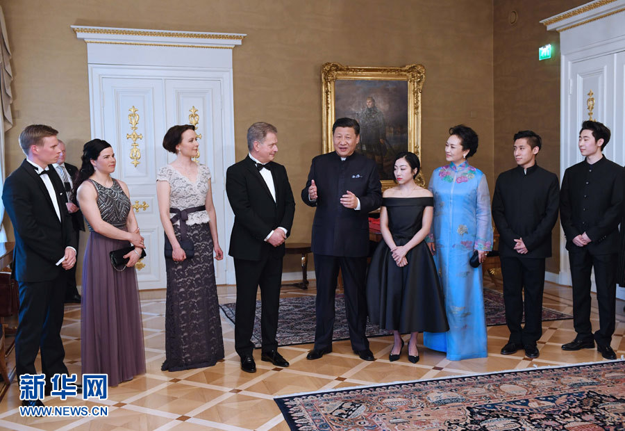 當(dāng)?shù)貢r(shí)間4月5日晚，國家主席習(xí)近平和芬蘭總統(tǒng)尼尼斯托在赫爾辛基共同會見剛剛參加完2017年世界花樣滑冰錦標(biāo)賽的中芬兩國冰雪運(yùn)動員代表。習(xí)近平夫人彭麗媛和尼尼斯托夫人豪吉?dú)W參加會見。新華社記者 饒愛民 攝