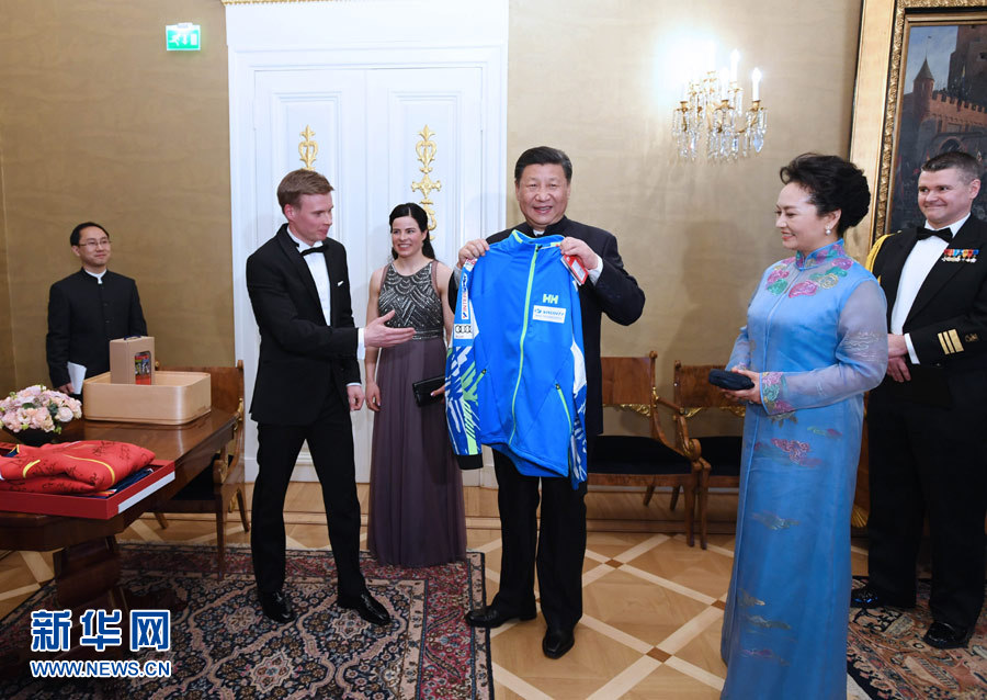 當(dāng)?shù)貢r(shí)間4月5日晚，國家主席習(xí)近平和芬蘭總統(tǒng)尼尼斯托在赫爾辛基共同會見剛剛參加完2017年世界花樣滑冰錦標(biāo)賽的中芬兩國冰雪運(yùn)動員代表。習(xí)近平夫人彭麗媛和尼尼斯托夫人豪吉?dú)W參加會見。這是芬蘭運(yùn)動員向習(xí)近平和夫人彭麗媛贈送運(yùn)動衣。新華社記者 饒愛民 攝