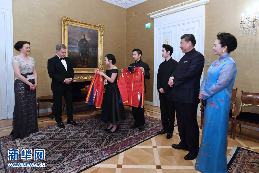 當(dāng)?shù)貢r(shí)間4月5日晚，國家主席習(xí)近平和芬蘭總統(tǒng)尼尼斯托在赫爾辛基共同會見剛剛參加完2017年世界花樣滑冰錦標(biāo)賽的中芬兩國冰雪運(yùn)動員代表。習(xí)近平夫人彭麗媛和尼尼斯托夫人豪吉?dú)W參加會見。這是中國運(yùn)動員向尼尼斯托和夫人豪吉?dú)W贈送運(yùn)動衣。新華社記者 饒愛民 攝