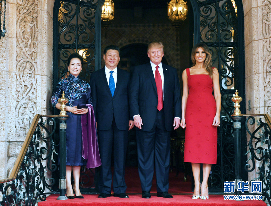 當(dāng)?shù)貢r(shí)間4月6日，國家主席習(xí)近平在美國佛羅里達(dá)州海湖莊園同美國總統(tǒng)特朗普舉行中美元首會晤。這是習(xí)近平和夫人彭麗媛同特朗普和夫人梅拉尼婭合影留念。新華社記者 饒愛民 攝 