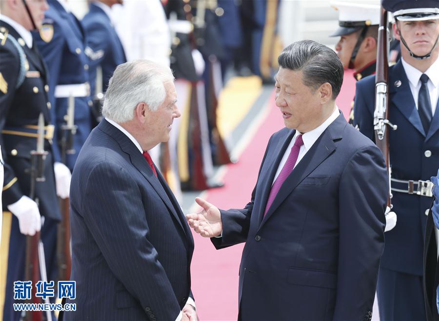 4月6日，國家主席習(xí)近平乘專機(jī)抵達(dá)美國佛羅里達(dá)州，將在海湖莊園同美國總統(tǒng)特朗普舉行中美元首會晤。習(xí)近平和夫人彭麗媛受到美國國務(wù)卿蒂勒森夫婦等熱情迎接。新華社記者 丁林 攝 