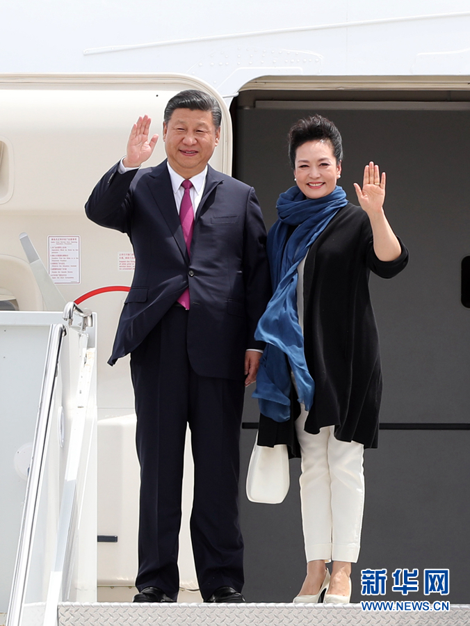 4月6日，國家主席習(xí)近平乘專機(jī)抵達(dá)美國佛羅里達(dá)州，將在海湖莊園同美國總統(tǒng)特朗普舉行中美元首會晤。這是習(xí)近平和夫人彭麗媛步出機(jī)艙。新華社記者 劉衛(wèi)兵 攝 