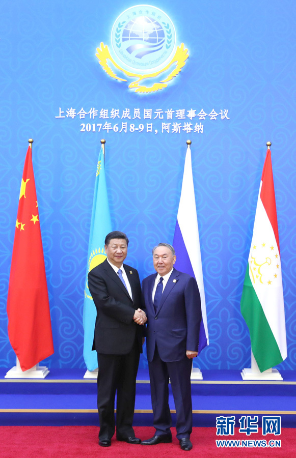 6月9日，國家主席習近平在哈薩克斯坦首都阿斯塔納出席上海合作組織成員國元首理事會第十七次會議并發(fā)表重要講話。這是習近平出席會議時，受到哈薩克斯坦總統(tǒng)納扎爾巴耶夫的熱情迎接。新華社記者 馬占成 攝