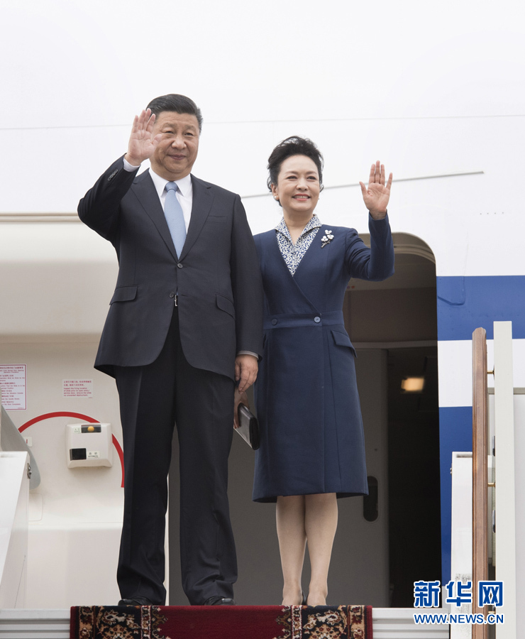 7月3日，國(guó)家主席習(xí)近平乘專(zhuān)機(jī)抵達(dá)莫斯科，開(kāi)始對(duì)俄羅斯聯(lián)邦進(jìn)行國(guó)事訪問(wèn)。這是習(xí)近平和夫人彭麗媛步出艙門(mén)。 新華社記者 李學(xué)仁 攝