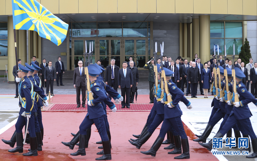 7月3日，國(guó)家主席習(xí)近平乘專(zhuān)機(jī)抵達(dá)莫斯科，開(kāi)始對(duì)俄羅斯聯(lián)邦進(jìn)行國(guó)事訪問(wèn)。這是習(xí)近平出席機(jī)場(chǎng)歡迎儀式。 新華社記者 謝環(huán)馳 攝