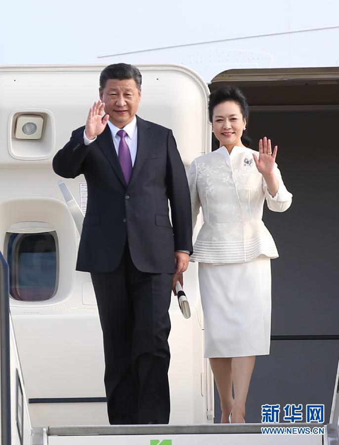 7月4日，國家主席習(xí)近平乘專機抵達柏林，開始對德意志聯(lián)邦共和國進行國事訪問。這是習(xí)近平和夫人彭麗媛步出艙門。 新華社記者 姚大偉 攝