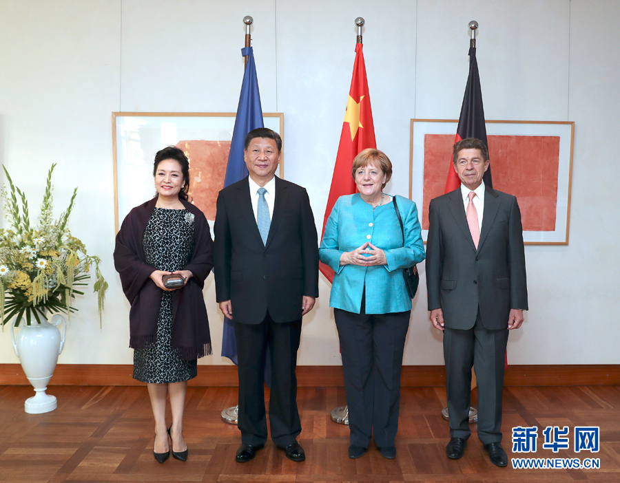 當(dāng)?shù)貢r(shí)間7月4日晚，剛剛抵達(dá)柏林的國(guó)家主席習(xí)近平在利伯曼故居同德國(guó)總理默克爾舉行會(huì)見。這是習(xí)近平和夫人彭麗媛抵達(dá)位于柏林市中心勃蘭登堡門附近的利伯曼故居時(shí)，受到默克爾和丈夫紹爾熱情迎接。新華社記者 馬占成 攝