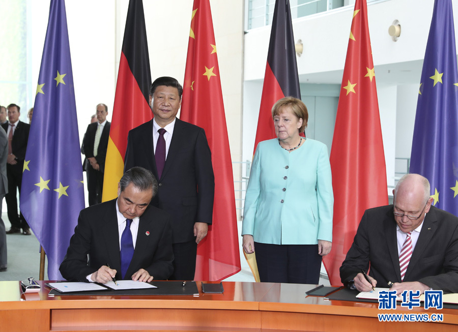 7月5日，國家主席習(xí)近平在柏林同德國總理默克爾舉行會談。會談后，兩國領(lǐng)導(dǎo)人共同見證了航天、智能制造、工業(yè)互聯(lián)網(wǎng)、數(shù)字化、第三方市場、大熊貓合作研究等領(lǐng)域多項(xiàng)雙邊合作文件的簽署。新華社記者馬占成攝