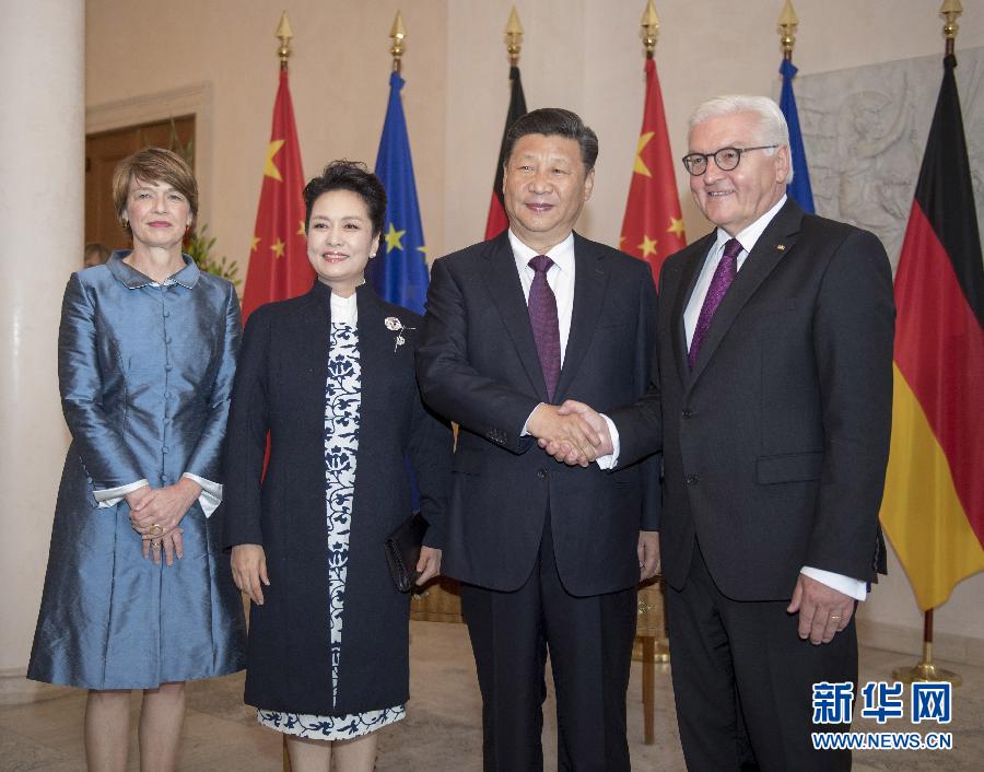 7月5日，國家主席習(xí)近平在柏林會見德國總統(tǒng)施泰因邁爾。會見前，施泰因邁爾在總統(tǒng)府花園為習(xí)近平舉行隆重歡迎儀式。這是習(xí)近平和夫人彭麗媛同施泰因邁爾夫婦合影。新華社記者 李學(xué)仁 攝
