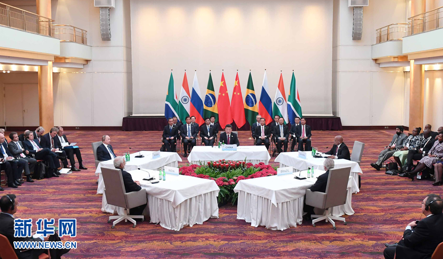7月7日，國家主席習(xí)近平在德國漢堡主持金磚國家領(lǐng)導(dǎo)人非正式會晤，發(fā)表引導(dǎo)性講話和總結(jié)講話。南非總統(tǒng)祖馬、巴西總統(tǒng)特梅爾、俄羅斯總統(tǒng)普京、印度總理莫迪出席。新華社記者 張鐸 攝