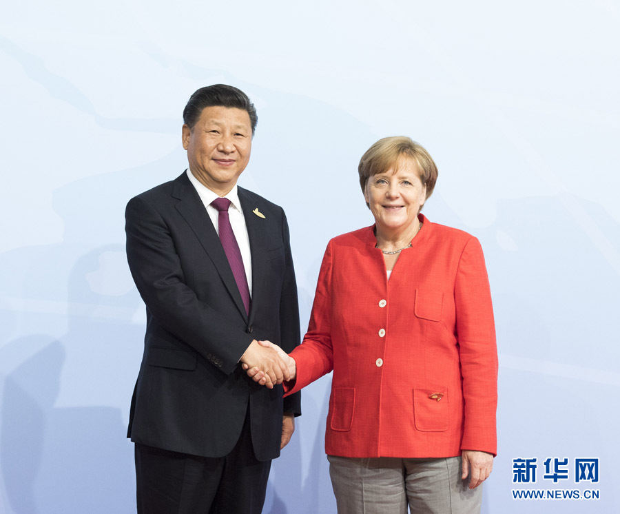 7月7日，二十國集團領(lǐng)導(dǎo)人第十二次峰會在德國漢堡舉行。國家主席習(xí)近平出席并發(fā)表題為《堅持開放包容　推動聯(lián)動增長》的重要講話。這是峰會開始前，習(xí)近平受到德國總理默克爾迎接。新華社記者 李學(xué)仁 攝 
