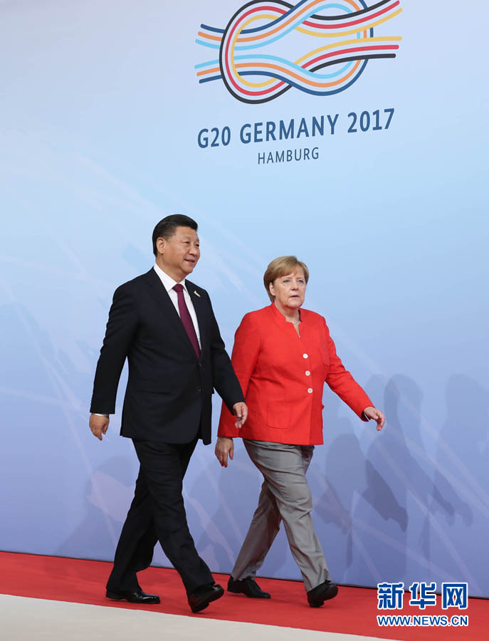 7月7日，二十國集團領(lǐng)導(dǎo)人第十二次峰會在德國漢堡舉行。國家主席習(xí)近平出席并發(fā)表題為《堅持開放包容　推動聯(lián)動增長》的重要講話。這是峰會開始前，習(xí)近平受到德國總理默克爾迎接。新華社記者 劉衛(wèi)兵 攝 