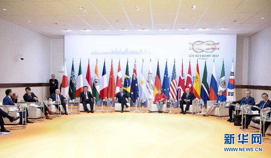 7月7日，二十國集團領(lǐng)導(dǎo)人第十二次峰會在德國漢堡舉行。國家主席習(xí)近平出席并發(fā)表題為《堅持開放包容　推動聯(lián)動增長》的重要講話。這是峰會前，習(xí)近平出席二十國集團峰會領(lǐng)導(dǎo)人座談會。新華社記者 李學(xué)仁 攝 