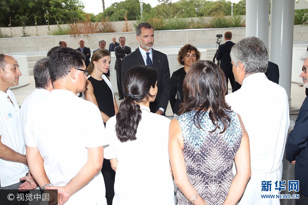 當(dāng)?shù)貢r(shí)間2017年8月19日，西班牙巴塞羅那，西班牙國(guó)王菲利普六世和萊蒂齊亞王后探望巴塞羅那恐襲案?jìng)摺?**_***BARCELONA, SPAIN - AUGUST 19:  In this handout photo provided by Casa de S.M. el Rey de Espana, King Felipe VI of Spain and Queen Letizia of Spain meets with medical staff as they arrive to visit last Thursday's terrorist attack victims at the Hospital de la Santa Creu i Sant Pau on August 19, 2017 in Barcelona, Spain. Thirteen people were killed and dozens injured in the Las Ramblas area of Barcelona when a van hit crowds on August 17.  (Photo by Casa de S.M. el Rey de Espana via Getty Images)