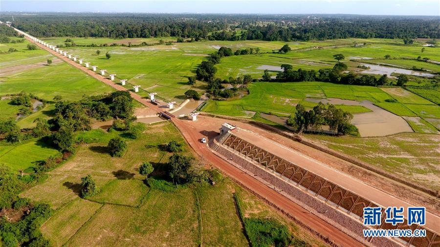 (國際·圖文互動(dòng))(3)中老鐵路上的絢爛長虹——老撾楠科內(nèi)河特大橋主體工程完工側(cè)記