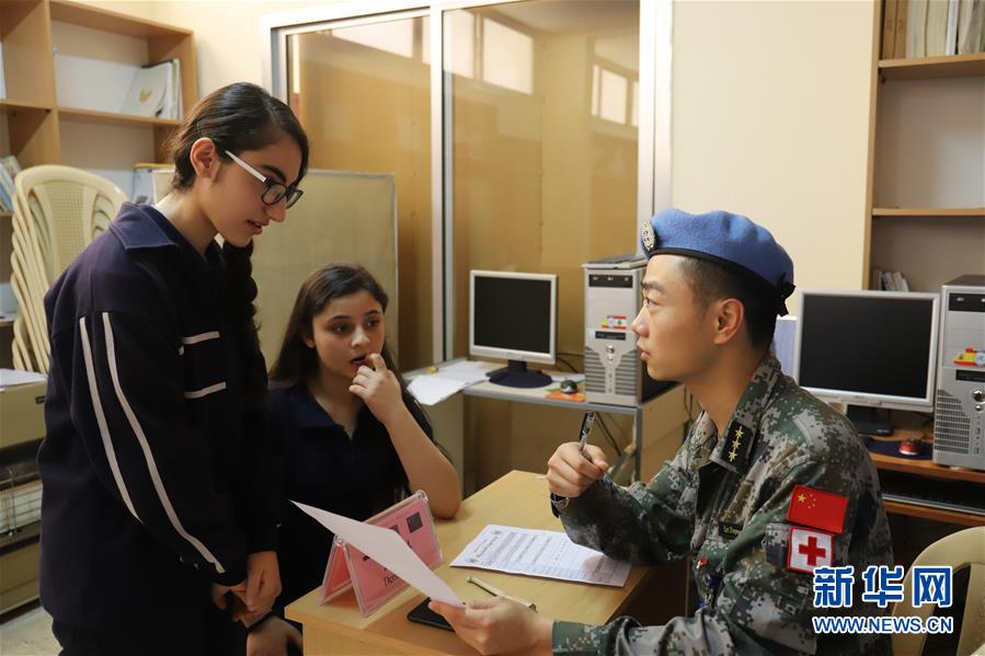 （新華網）（1）接力義診　傳遞友誼&mdash;&mdash;記中國赴黎維和醫(yī)療分隊在當地學校義診