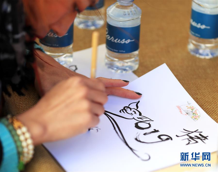 （國(guó)際&middot;圖文互動(dòng)）（1）到洛杉磯農(nóng)夫市場(chǎng)紅紅火火過(guò)大年