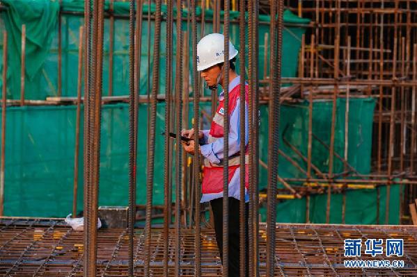 (國際·圖文互動(dòng))(1)特寫:中國援柬國家體育場(chǎng)工地上的“暴走哥”