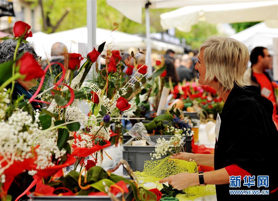 （國(guó)際&middot;圖文互動(dòng)）（3）通訊：花香馥郁 書香怡人&mdash;&mdash;記西班牙巴塞羅那圣喬治節(jié)