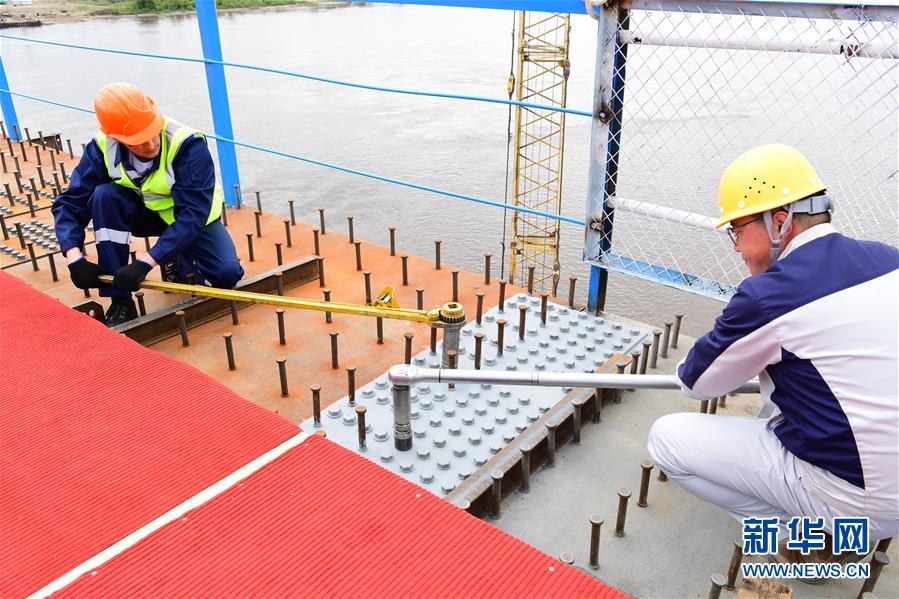 (圖文互動(dòng))(4)中俄黑河—布拉戈維申斯克界河公路大橋合龍