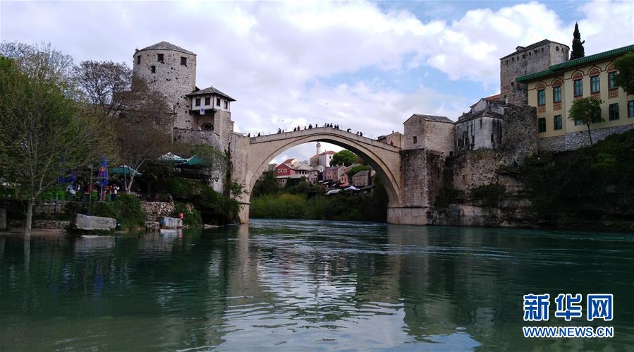 (國(guó)際·圖文互動(dòng))(1)通訊:波黑莫斯塔爾古橋上的跳水人