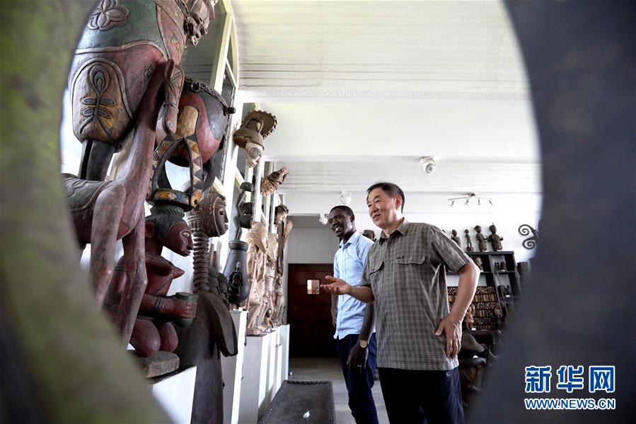 （國際&middot;圖文互動）（2）通訊：收藏&ldquo;非洲之美&rdquo;的中國人&mdash;&mdash;訪幾內(nèi)亞灣非洲國際藝術博物館館長謝燕申