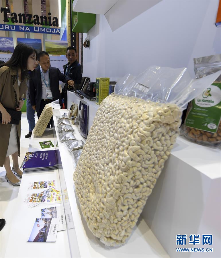 (新華全媒頭條·圖文互動)(6)大江奔騰勢如虹——習(xí)近平主席出席第二屆中國國際進(jìn)口博覽會紀(jì)實