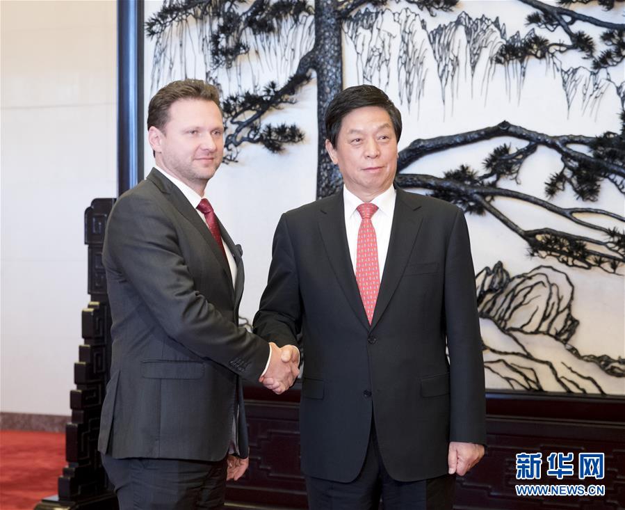 (時(shí)政)栗戰(zhàn)書(shū)會(huì)見(jiàn)捷克眾議院主席馮德拉切克