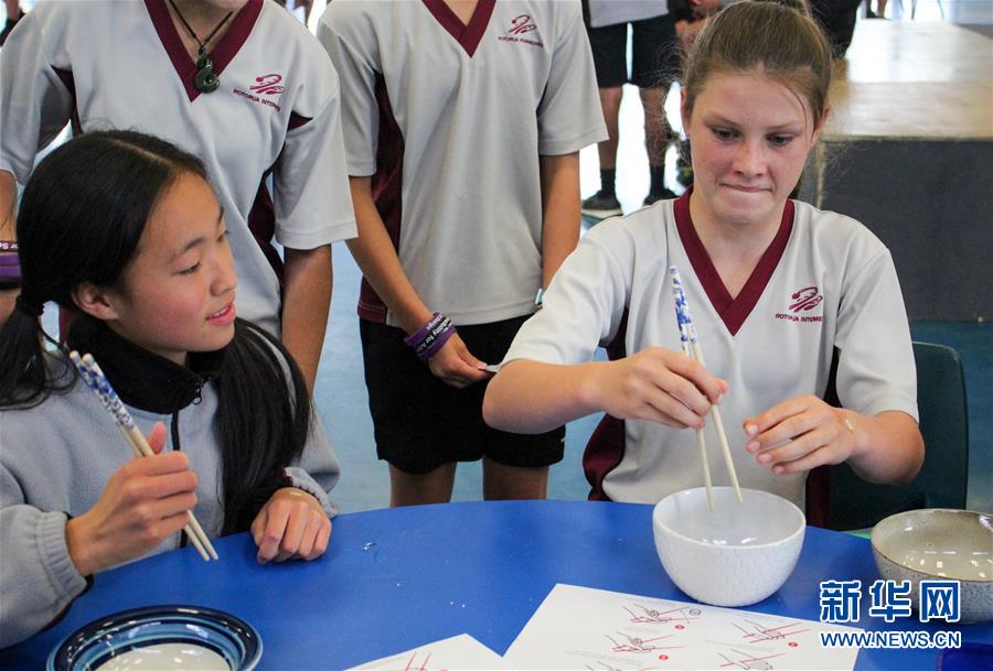 （國(guó)際&middot;圖文互動(dòng)）（4）通訊：&ldquo;Kia Ora，都來(lái)吧，漢語(yǔ)學(xué)習(xí)發(fā)了芽&rdquo;&mdash;&mdash;新西蘭羅托魯阿初級(jí)中學(xué)中文助教的夢(mèng)想