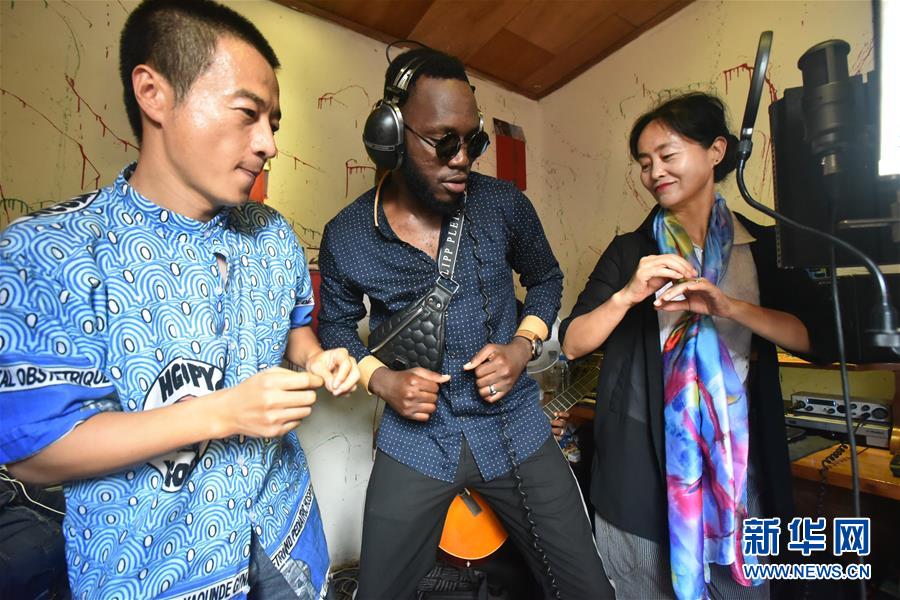 （國際&middot;圖文互動）（3）通訊：《中喀一家人》&mdash;&mdash;贈別中國醫(yī)療隊員的非洲旋律