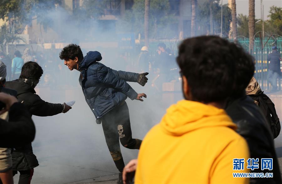 (國際)(2)伊拉克多地示威抗議活動致數(shù)十人受傷