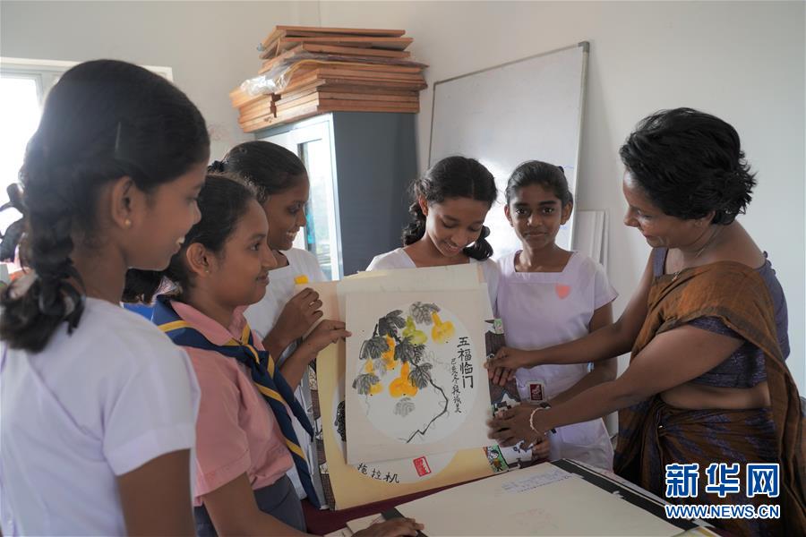 (國際·圖文互動)(3)通訊:“愛心是我們抗擊疾病最強的力量”——記斯里蘭卡德薇女子學校師生收到彭麗媛復信