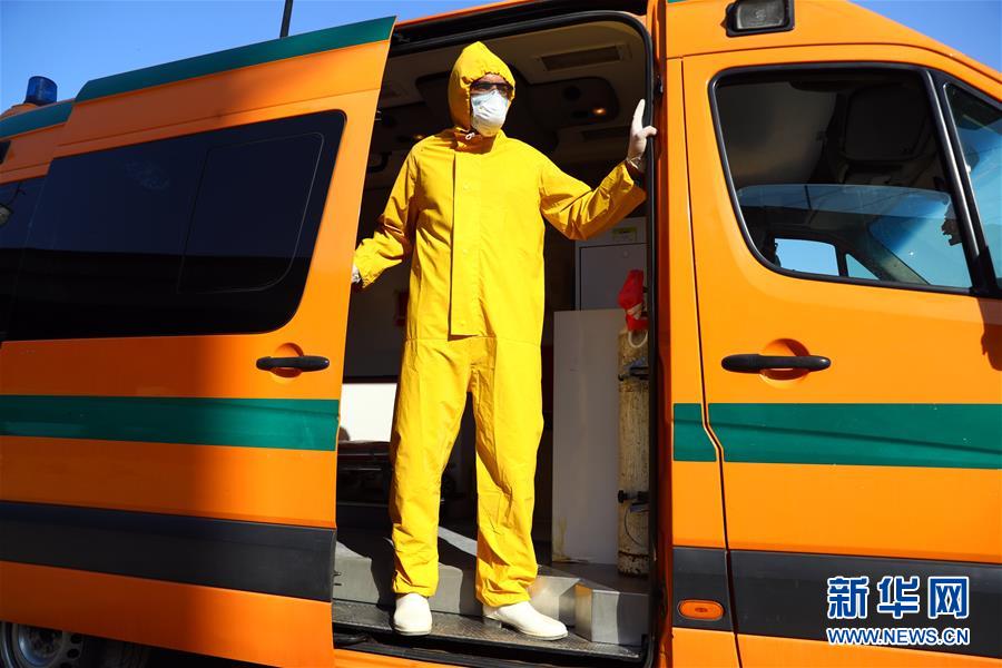 (國(guó)際疫情·圖文互動(dòng))(1)通訊:埃及救護(hù)車?yán)锏?ldquo;逆行者”