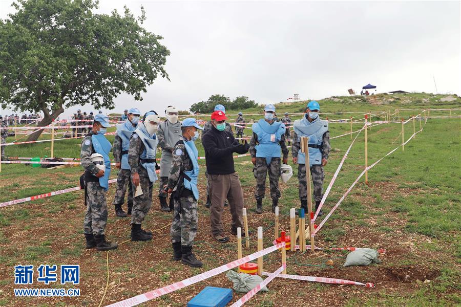 (國際·圖文互動)(2)通訊:“中國式掃雷精準且高效”——記聯(lián)黎官員視察中國維和官兵“藍線”掃雷訓(xùn)練