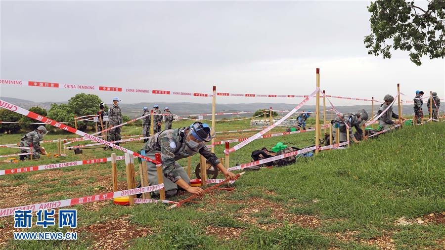 (國際·圖文互動)(3)通訊:“中國式掃雷精準且高效”——記聯(lián)黎官員視察中國維和官兵“藍線”掃雷訓(xùn)練