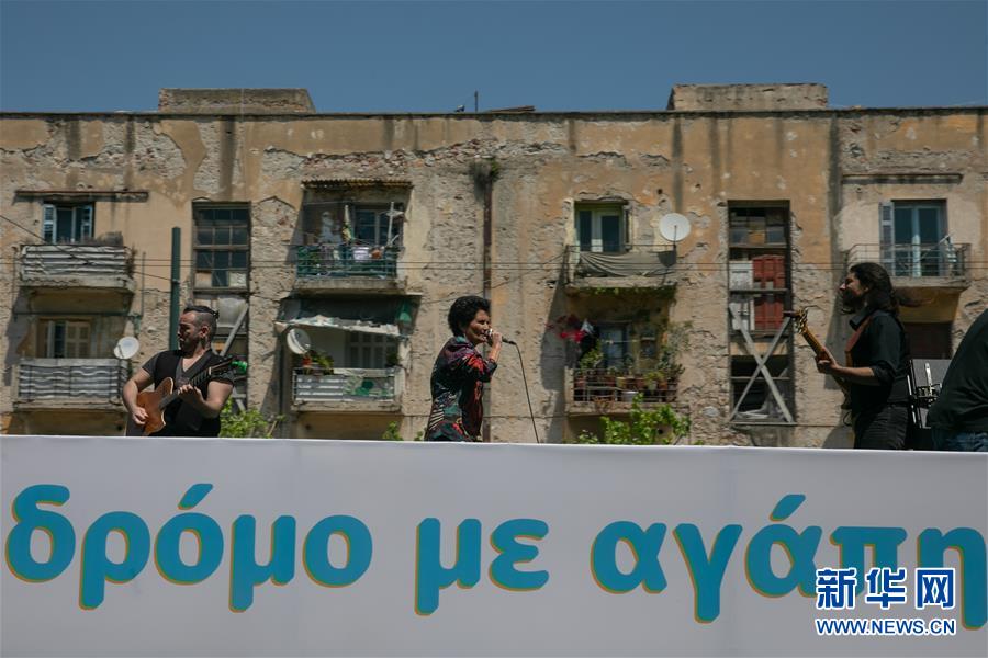 (國際疫情·圖文互動)(3)雅典“卡車音樂會”致敬白衣天使